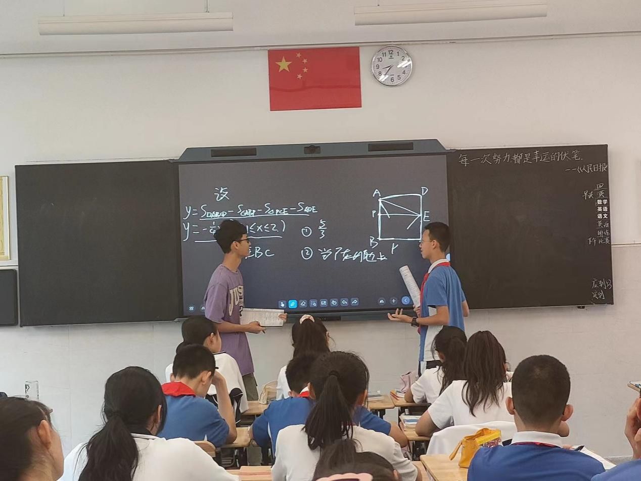 一群人在台上演讲描述已自动生成 一群人在台上演讲描述已自动生成